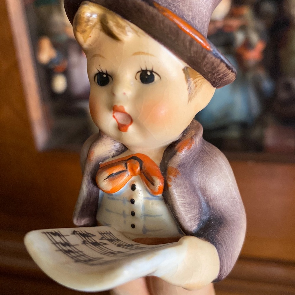COPY🧡TM5 ‘Street Singer’ Hummel Goebel #131